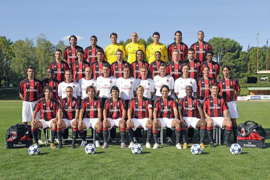 La rosa del Milan 2010/11 in posa per la foto ufficiale a Milanello. Sar campione d’Italia.